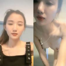 骚姐姐洗澡前开自慰直播!湿身抠穴高潮连连,赚零花钱等你来撩