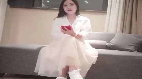 约炮邂逅白色长裙纹身辣妹，酒店激情缠绵夜