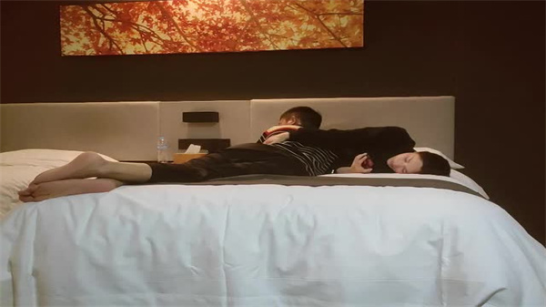 探花2号新秀酒店密约美艳少妇，撩裙狂吮奶子欲火焚身