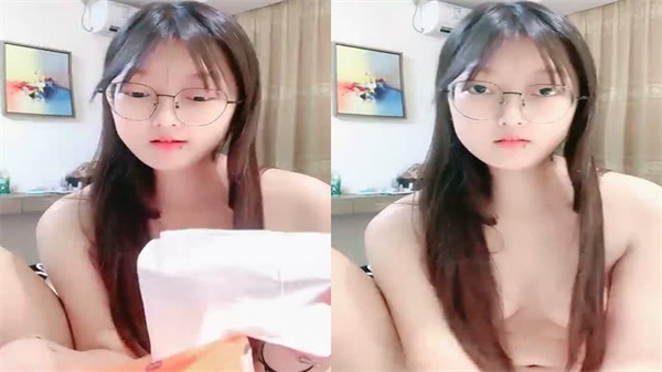 眼镜肥臀巨乳妹淫叫连连，近距撩骚掰开粉嫩小穴，道具狂操无毛美鲍！